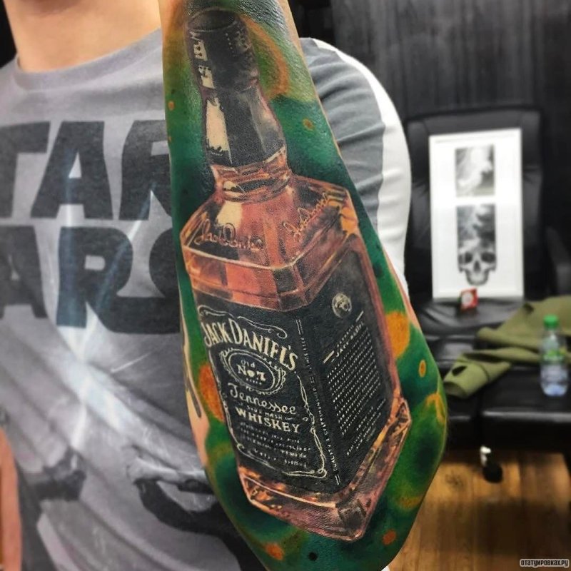Татуировка бутылка Джек Дэниэлс