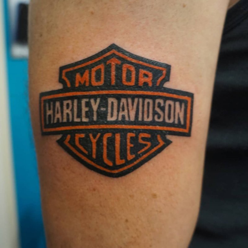 Татуировка на руке Harley-Davidson