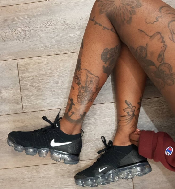 Татуировка Nike на ноге