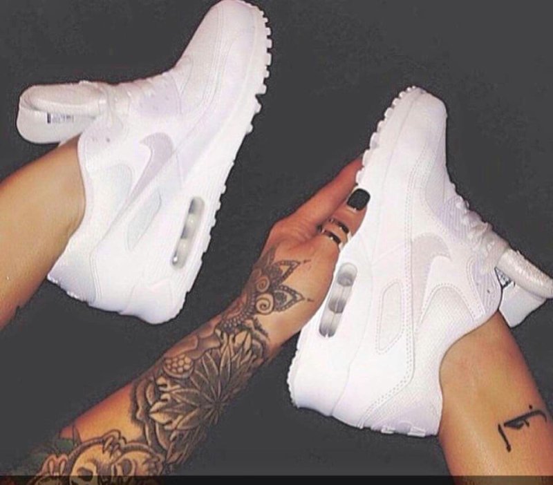 Тату в кроссовках Nike