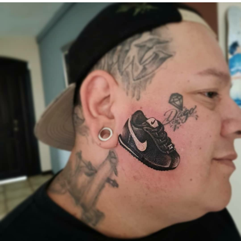 Тату Nike на голове