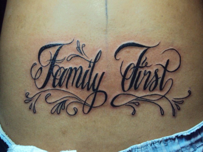 Татуировка с надписью Family