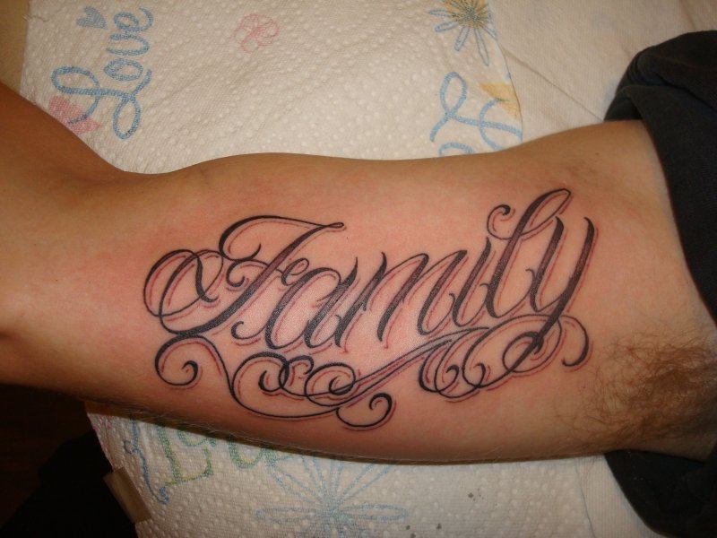 Тату надпись Family