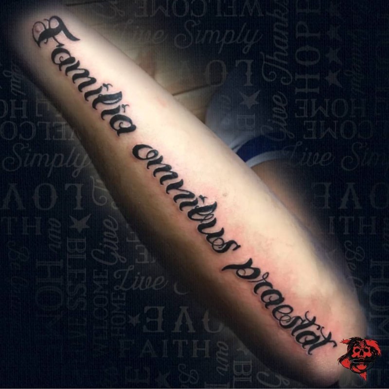 Тату для мужчин руку Family first