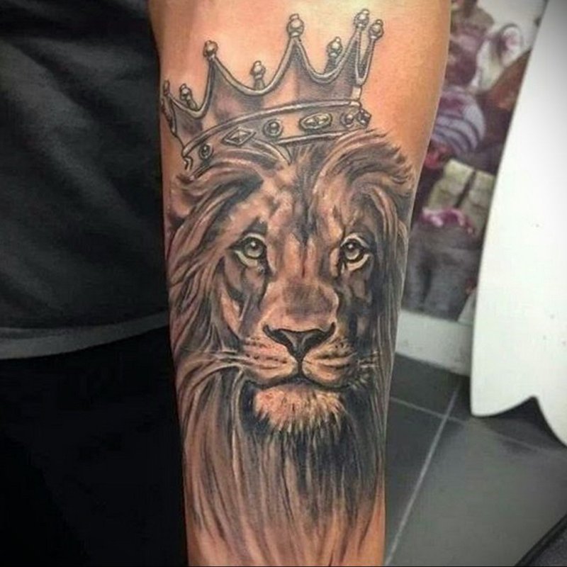 Тату Лев с короной для девушек
