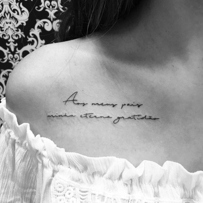 Amor vincit Omnia тату на ключице