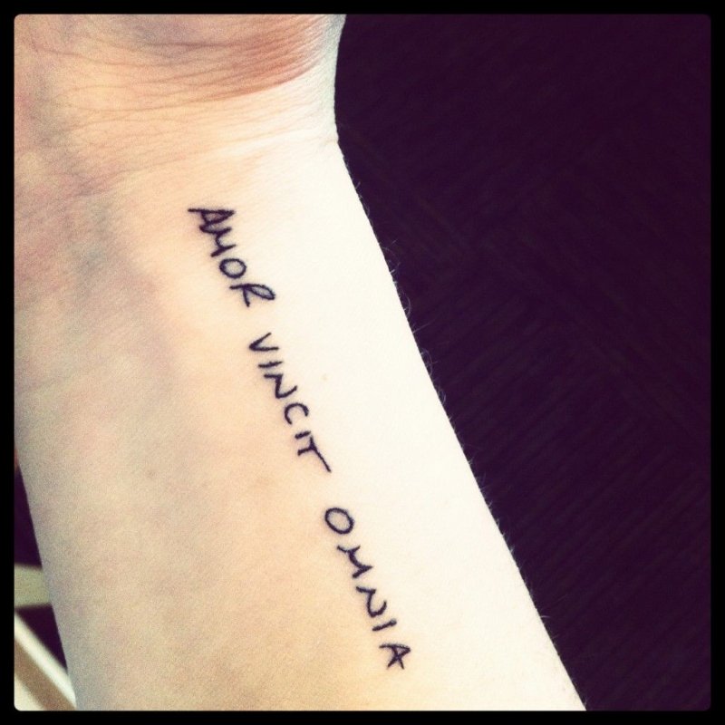 Amor vincit Omnia тату