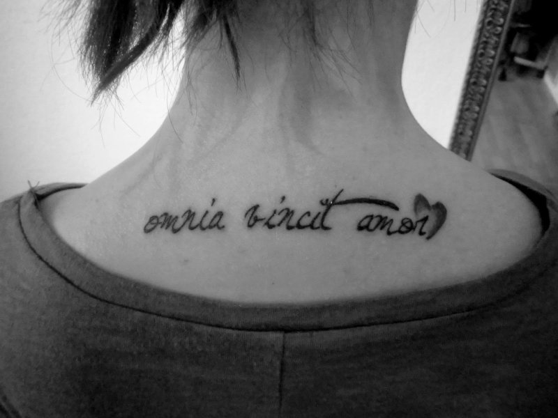 Amor vincit Omnia тату на ключице
