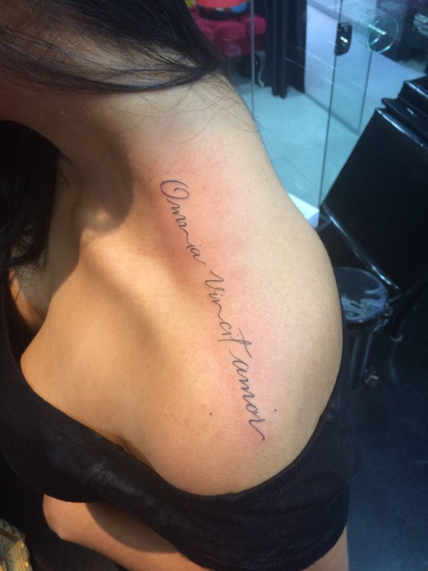 Amor vincit Omnia тату