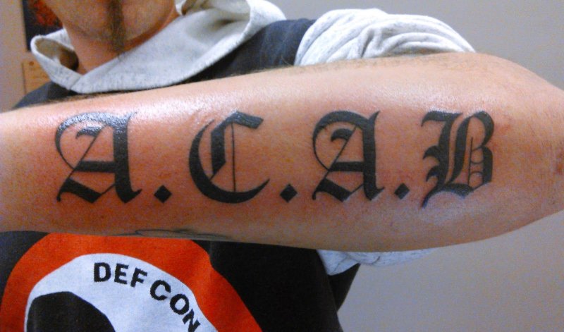 ACAB на руке