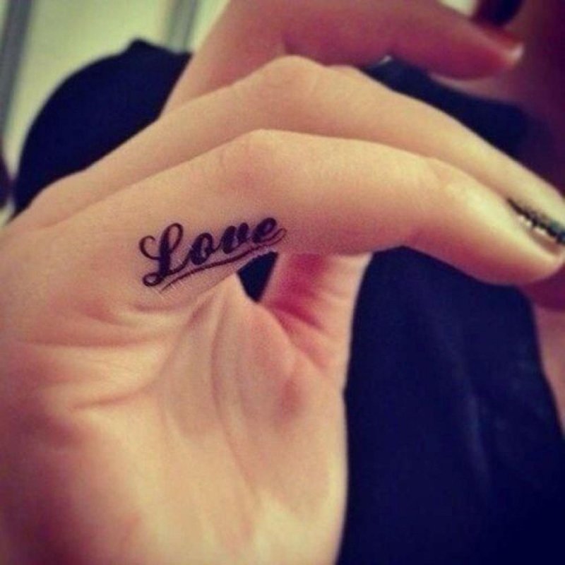 Тату Love на пальце