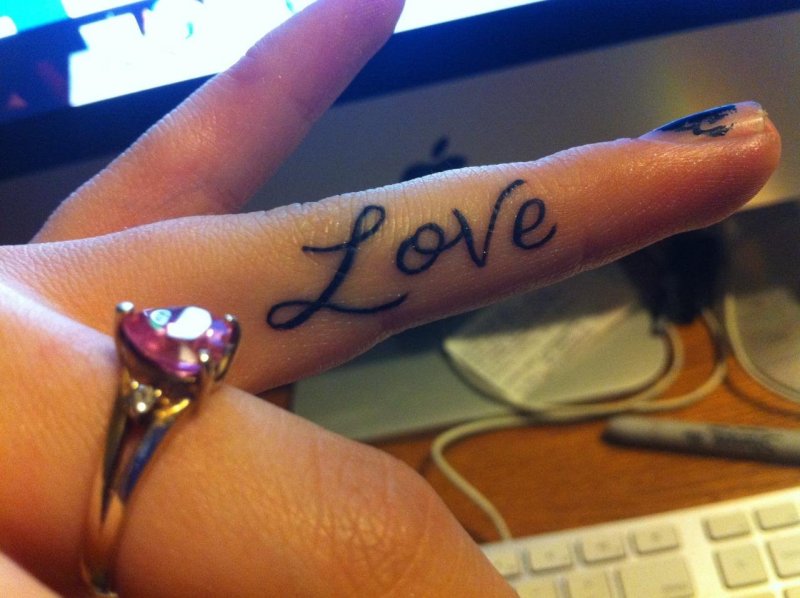 Тату Love на пальце
