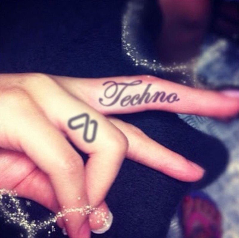 Тату на пальце для девушек Love
