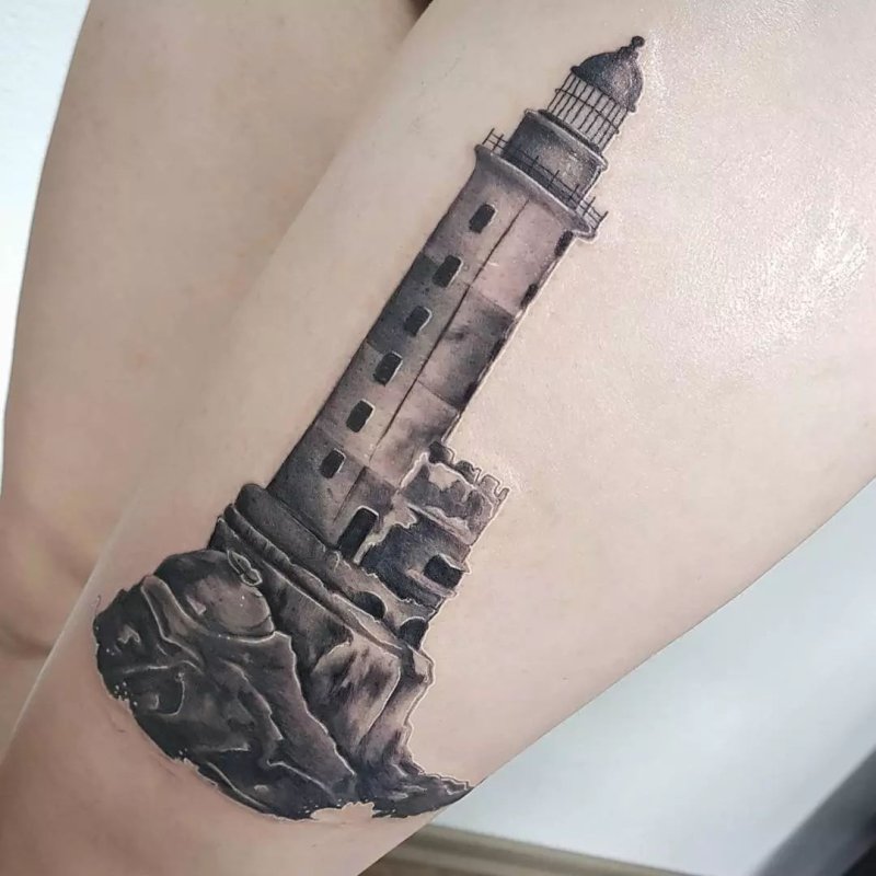 Тату Маяк на ноге мужская