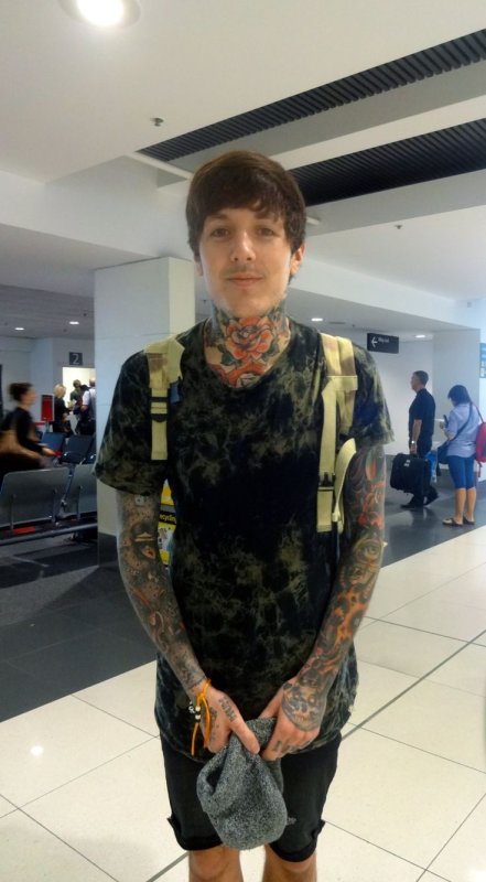 Oliver Sykes прическа