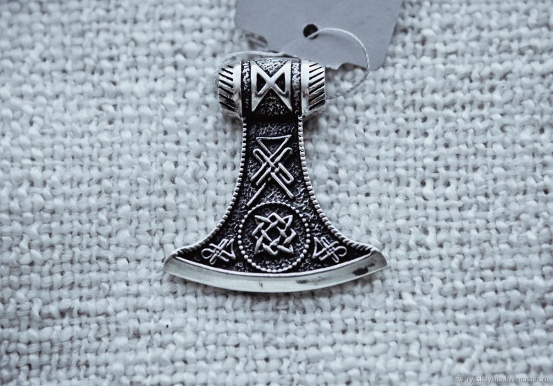 Секира Перуна оберег
