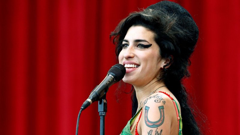 Amy Winehouse gif
