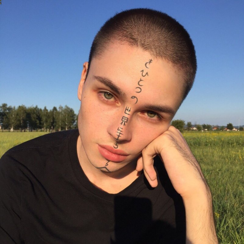 Тату на лице возле глаза