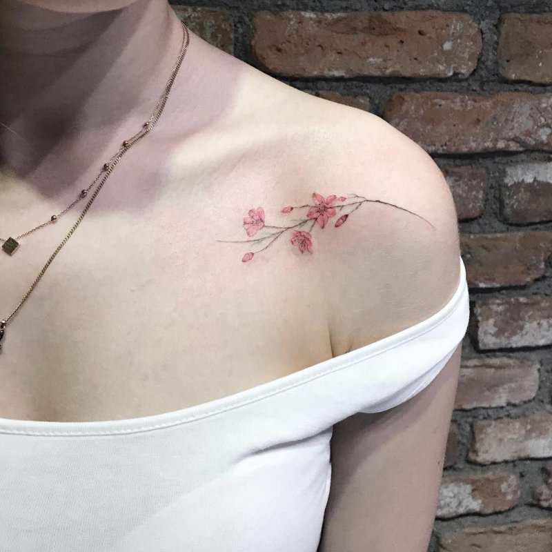 Тату Сакура на ключице для девушек