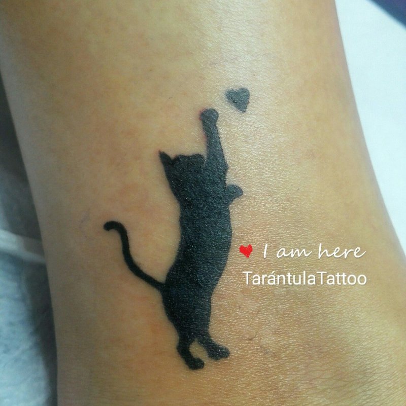 Тату черная кошка