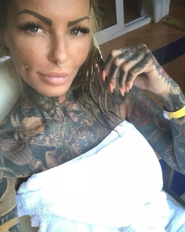 Татуированная Nicole Stephan