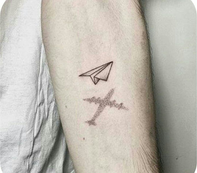 Саша Симпл тату самолет