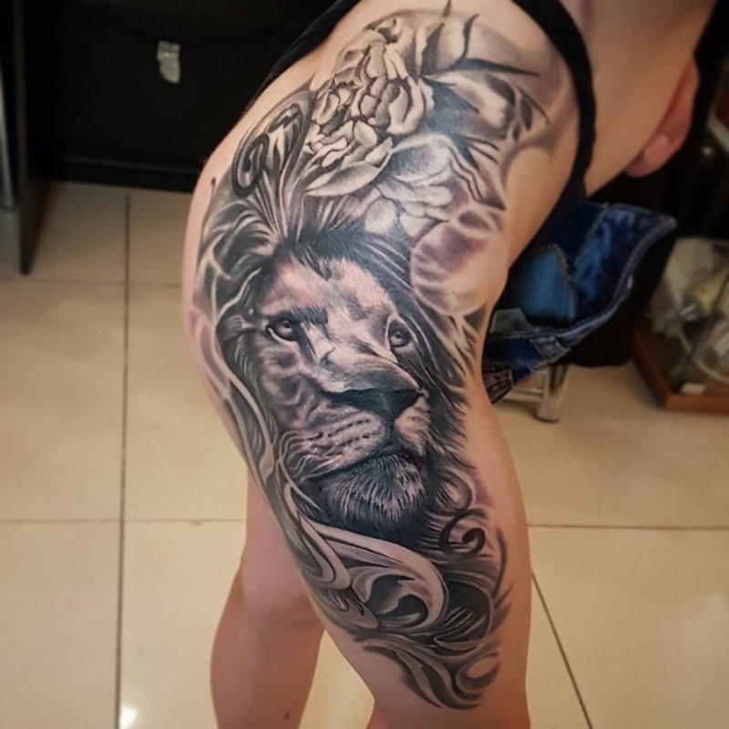Тату Лев на бедре у девушек