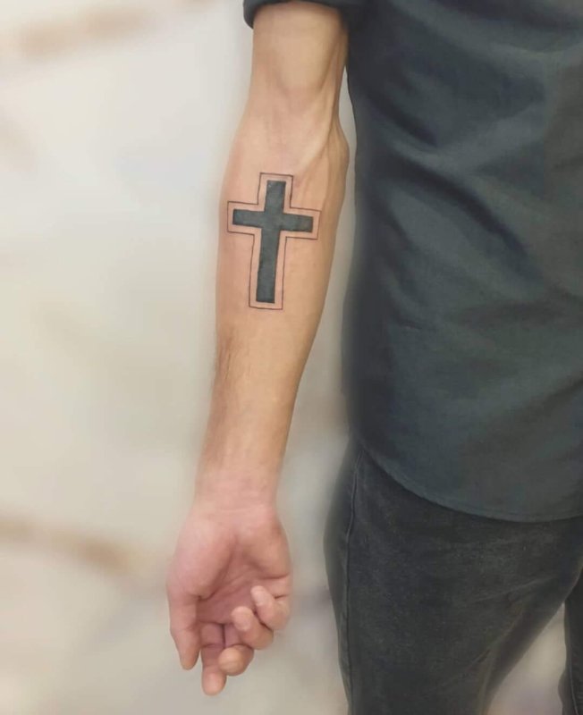 Тату цепь на руке девушки