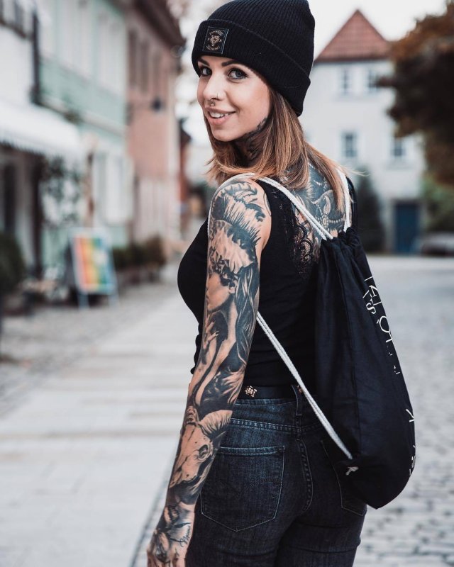 Laura Lee Ink тату модель