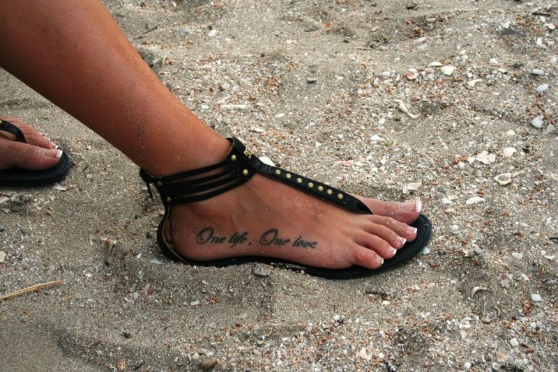 Carpe Diem тату на ноге