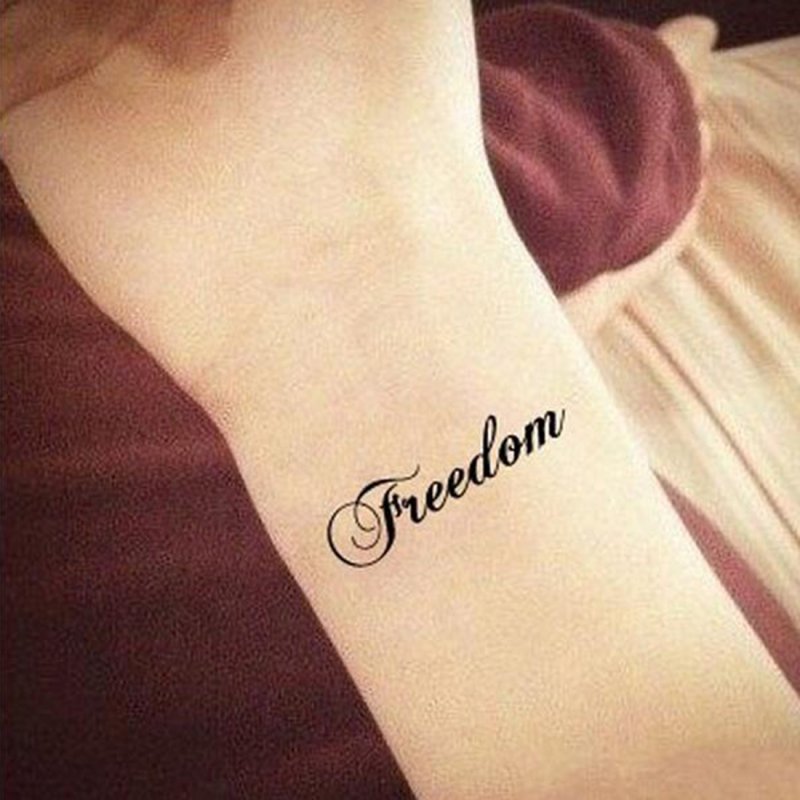 Тату Freedom на запястье