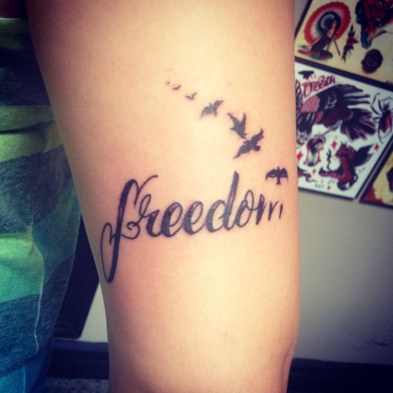 Тату надпись Freedom женские