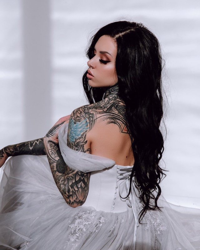 Юлия Аверкова тату модель