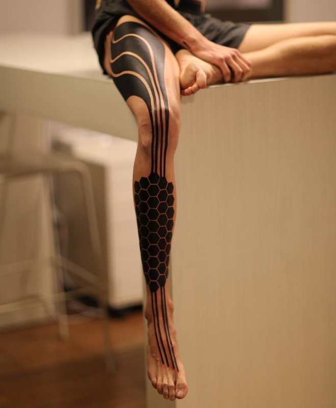 Тату стиль blackwork голень