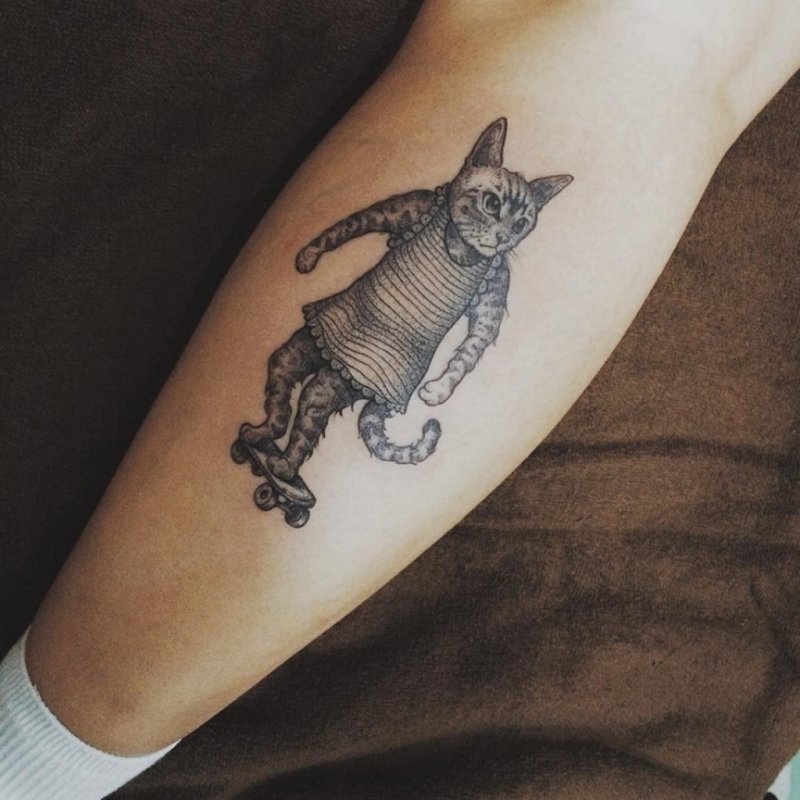 Татуировка кот в костюме