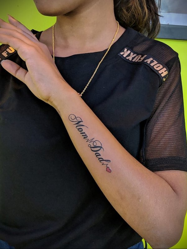 Надпись mom тату