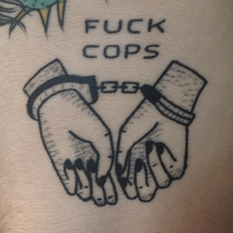 ACAB тату на пальцах