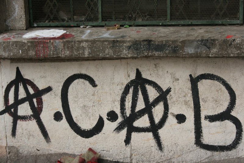 Экстремистские надписи на стенах