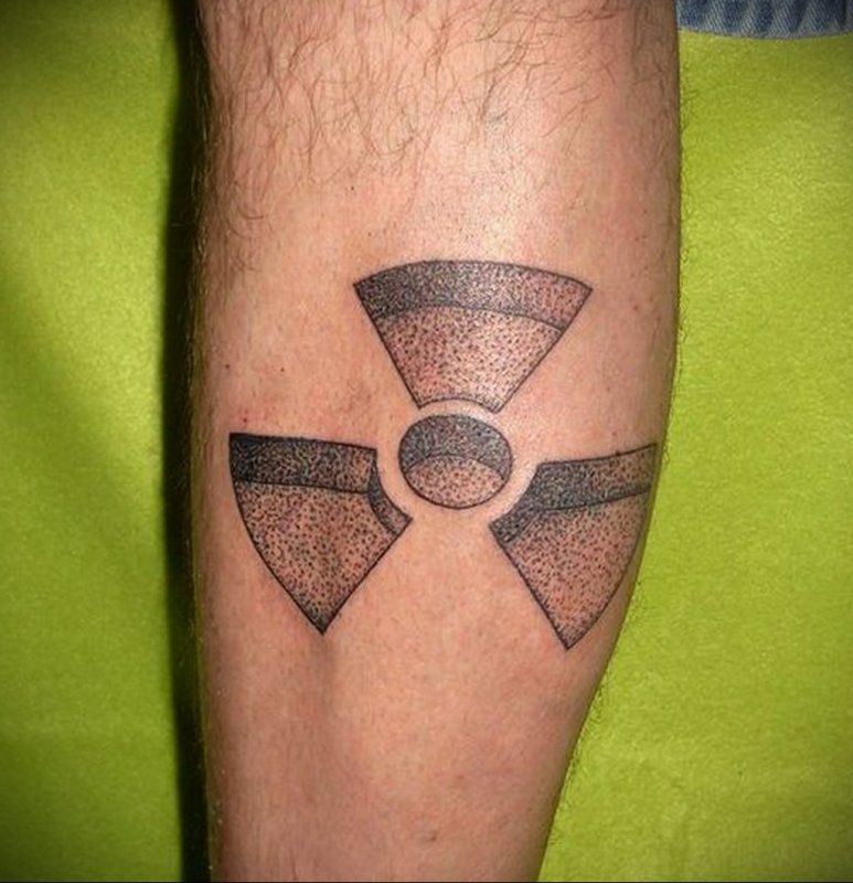 Знак радиации тату