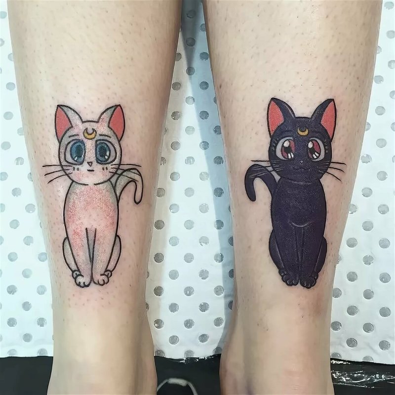 Тату котенок с мячиком