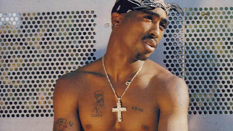 2pac с микрофоном