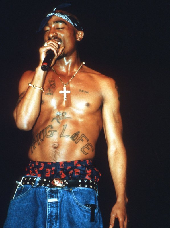 2pac с микрофоном