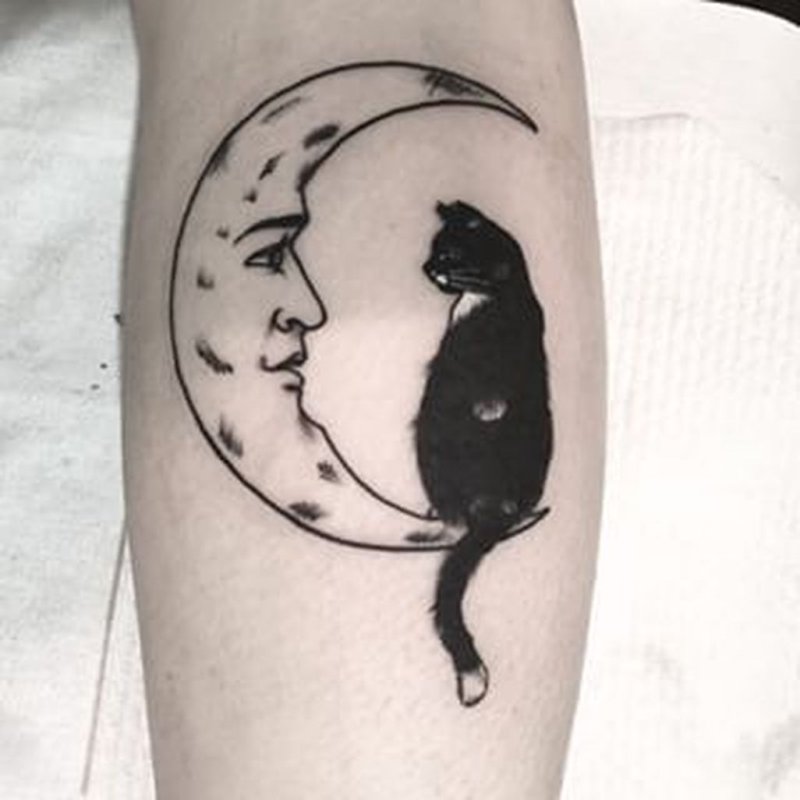 Монохромная вышивка кошки