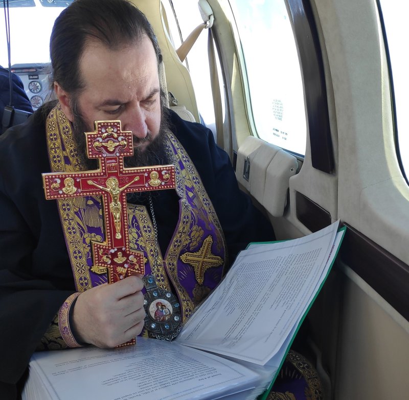 Батюшка с большим крестом
