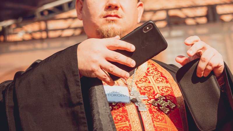 Священник в самолете