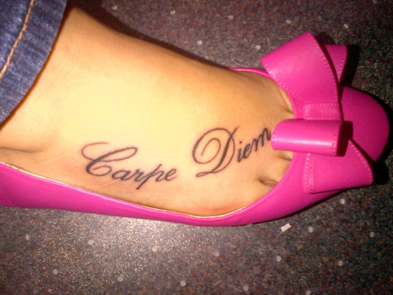 Carpe Diem тату на позвоночнике