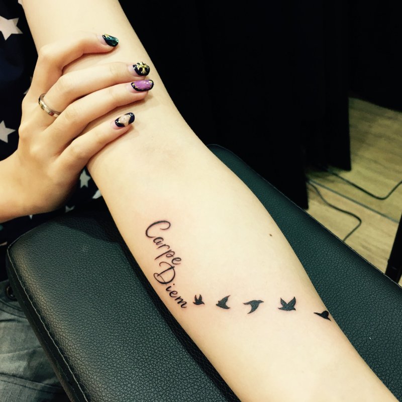 Carpe Diem тату на руке