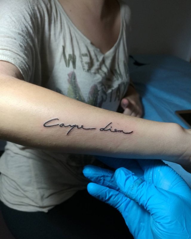 Carpe Diem тату на спине