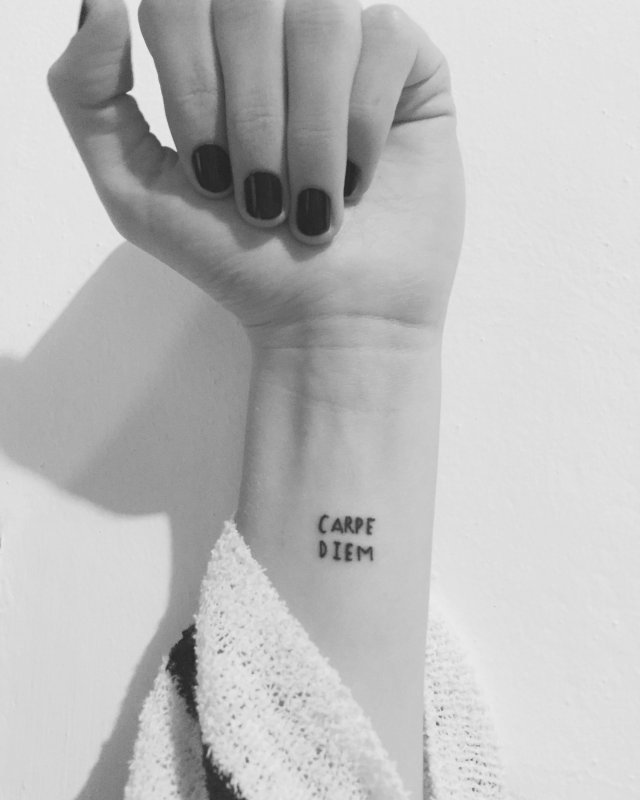 Carpe Diem Татуировка на шее