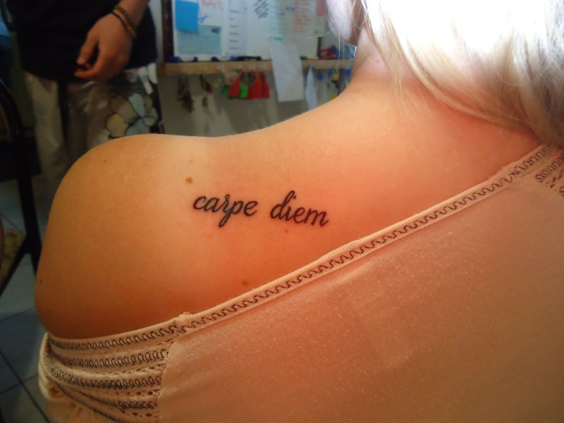 Carpe Diem тату на ноге